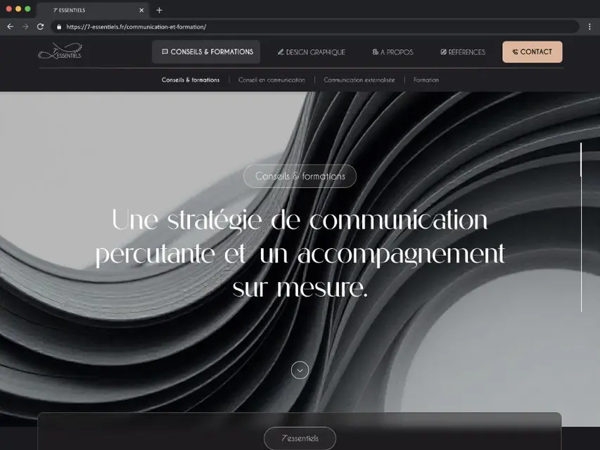Page d'accueil d'un site d'agence sur fond noir : grande volute grise en bandeau, titre en serif clair et blocs de services.