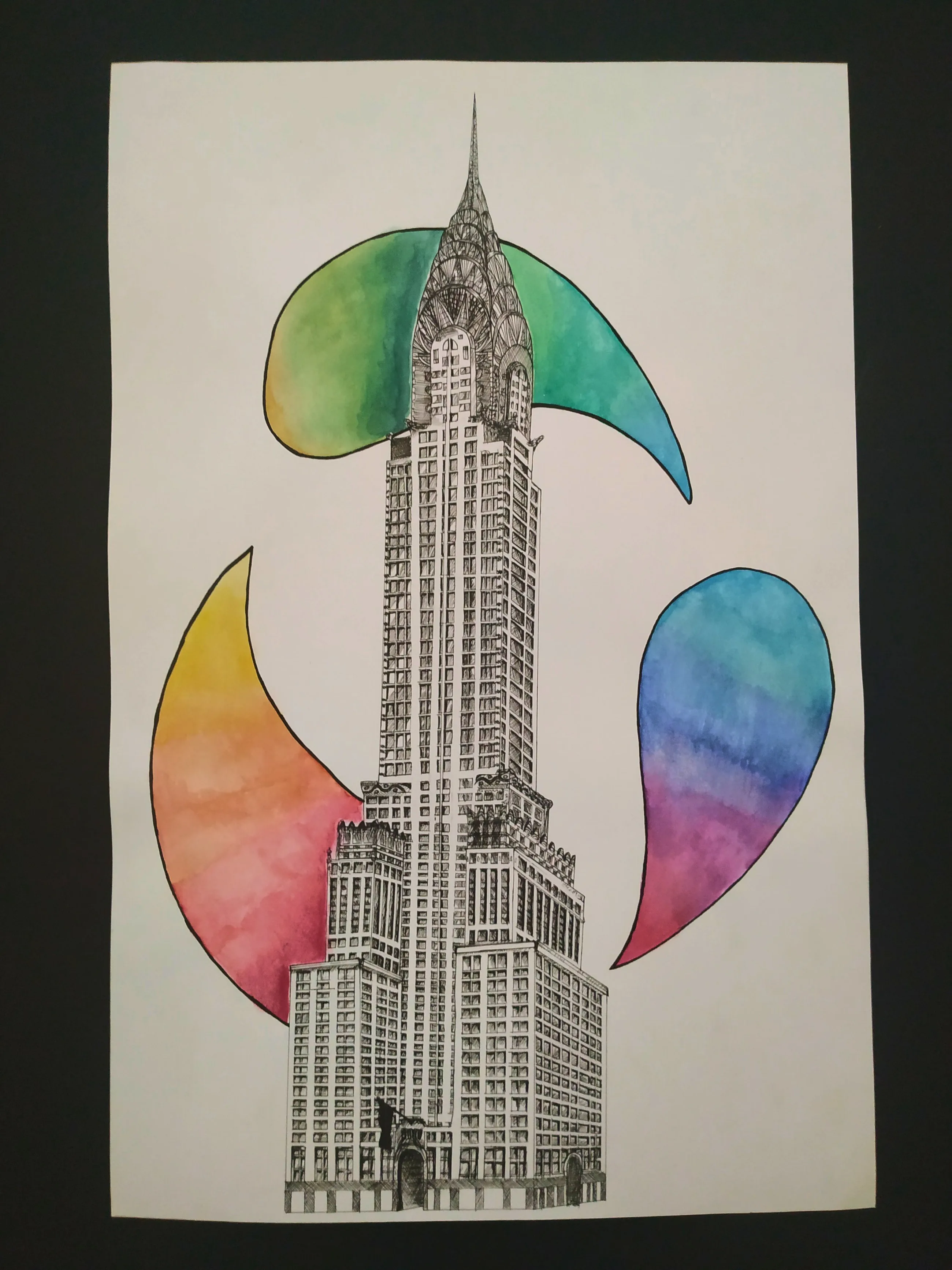 Le Chrysler Building dessiné à l'encre, posé sur trois formes en pétale peintes à l'aquarelle en dégradés vert, orange et bleu.