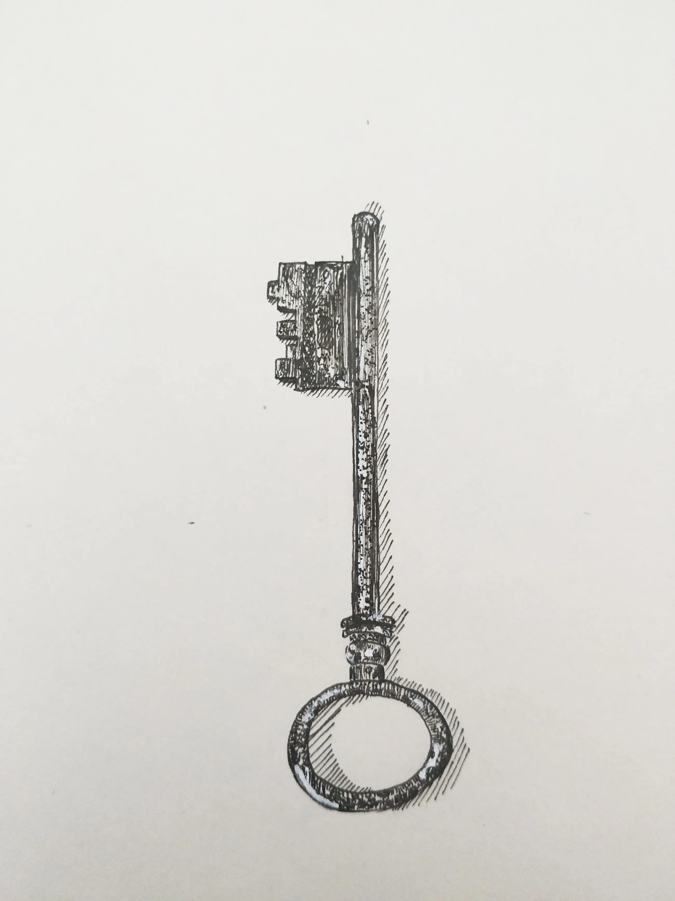 Clé ancienne dessinée à l'encre en hachures serrées, seule au centre d'une feuille blanche.