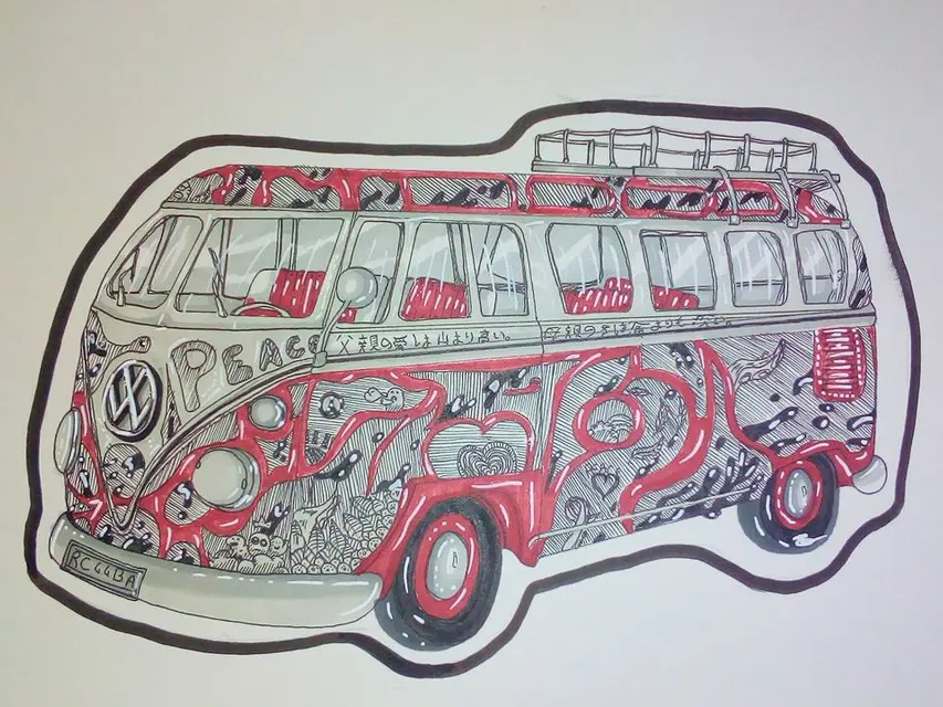 Combi Volkswagen dessiné au feutre rouge, la carrosserie remplie de motifs enchevêtrés, sur papier ivoire.