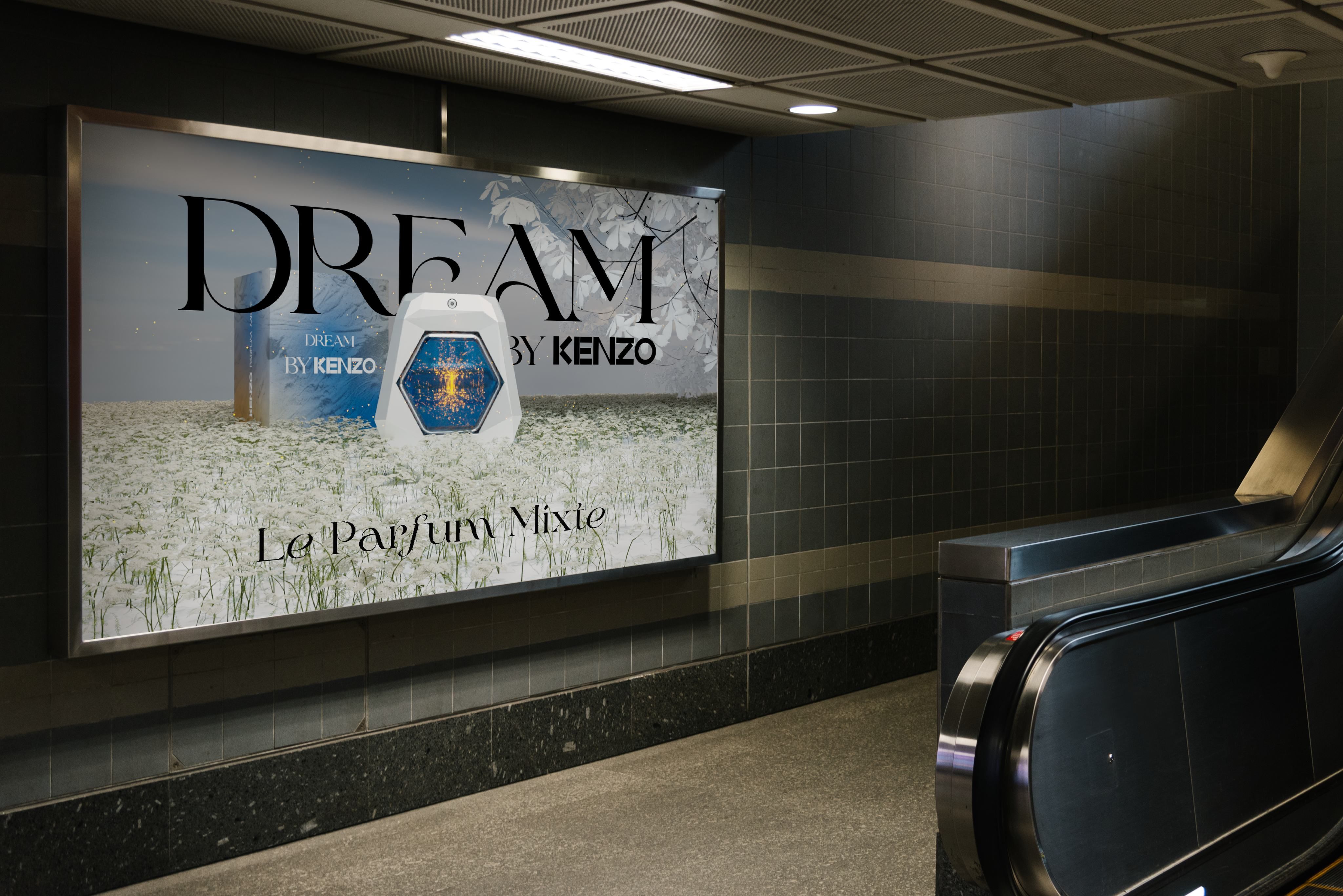 Le visuel Dream by Kenzo affiché sur un panneau lumineux dans un couloir de métro, près d'un escalator.
