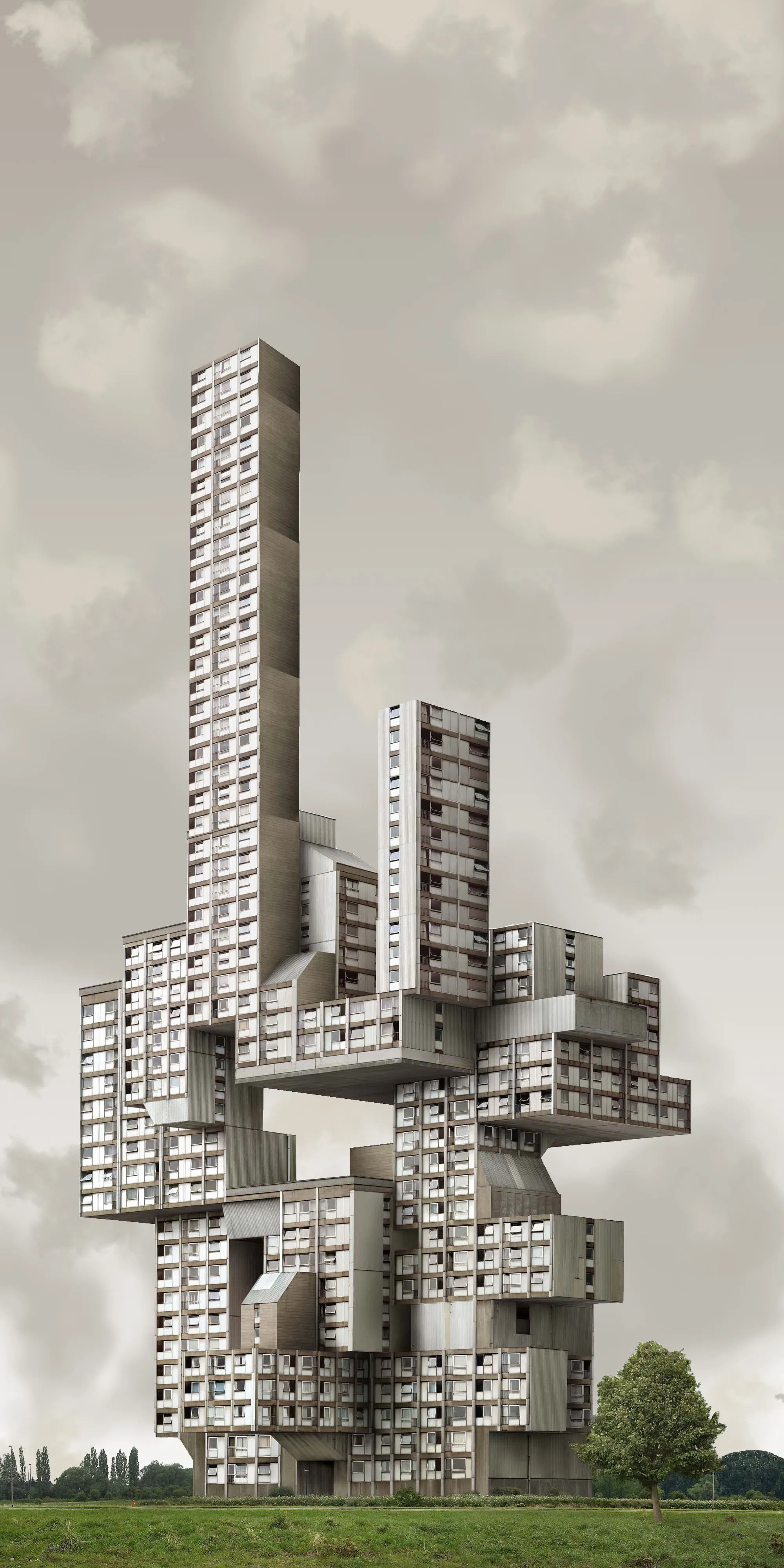 Tour de béton improbable, empilement de blocs d'habitation en porte-à-faux sur un ciel nuageux.