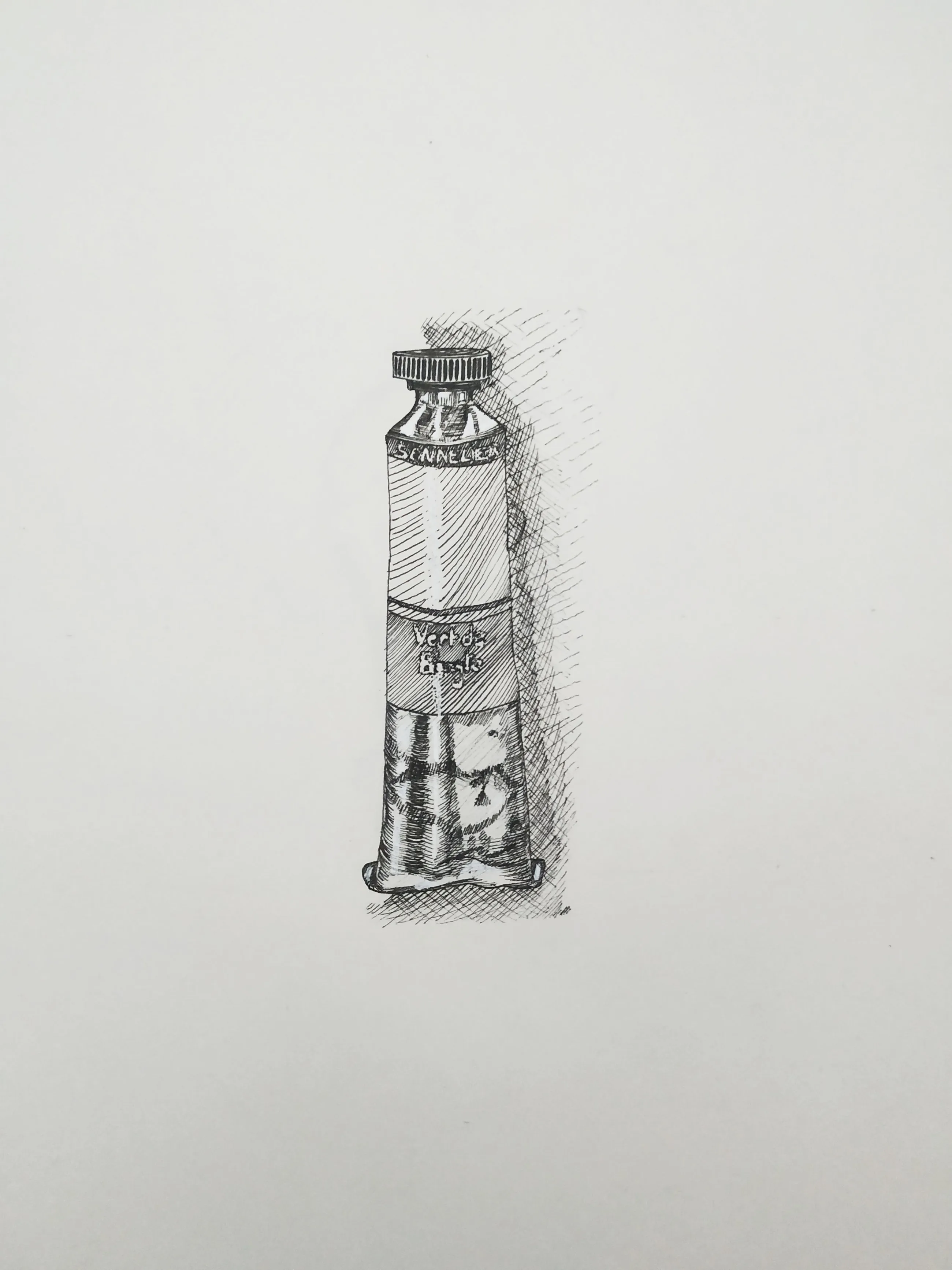 Tube de peinture froissé dessiné au crayon, hachures d'ombre portée sur une feuille claire.
