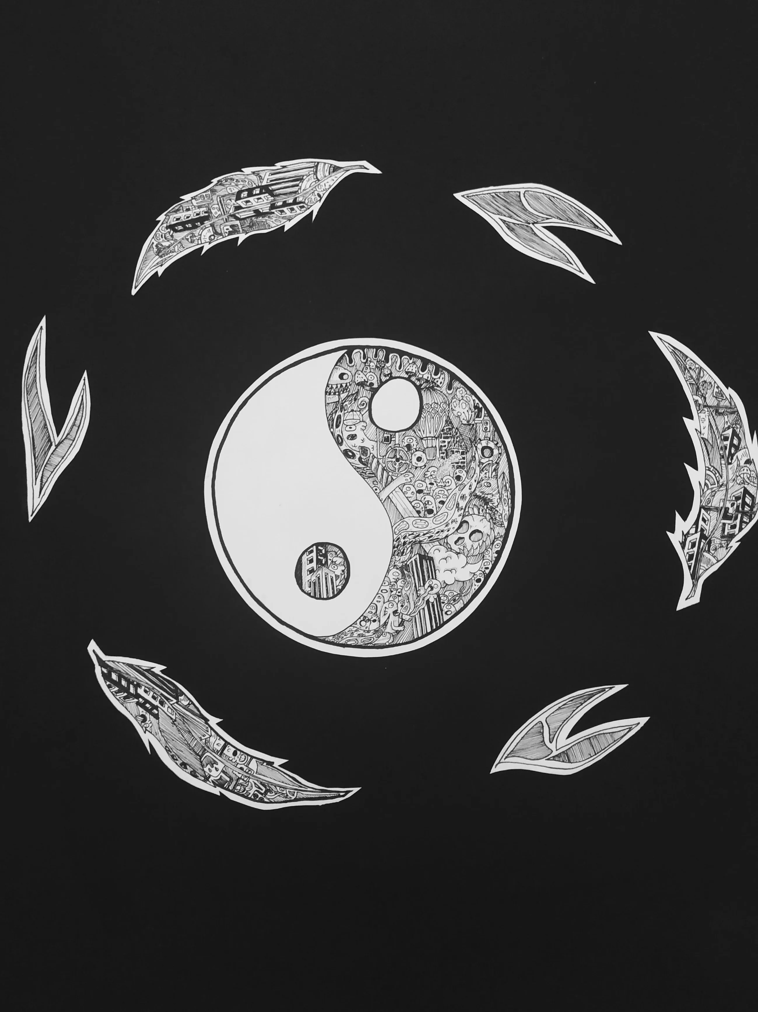 Sur fond noir, un yin-yang rempli de motifs à l'encre blanche, entouré de six plumes dessinées au trait.